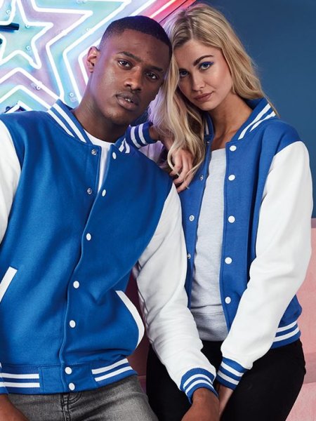 Un homme et une femme posent, ils portent des vestes teddy JH043 en coloris Royal Blue / White