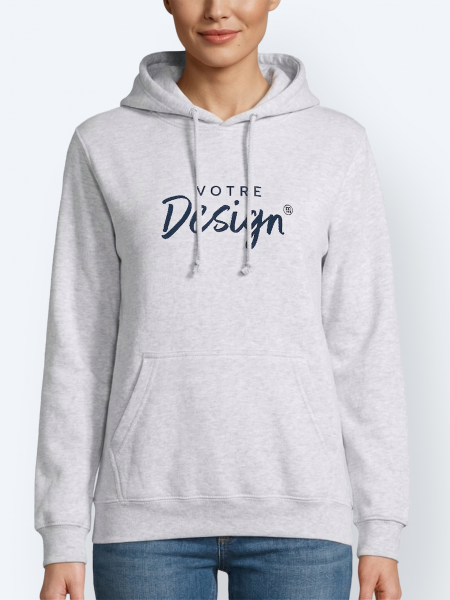 Mannequin femme de face portant le sweat condor à capuche unisexe en couleur gris chine Mannequin femme de face portant le sweat condor à capuche unisexe en couleur gris chine