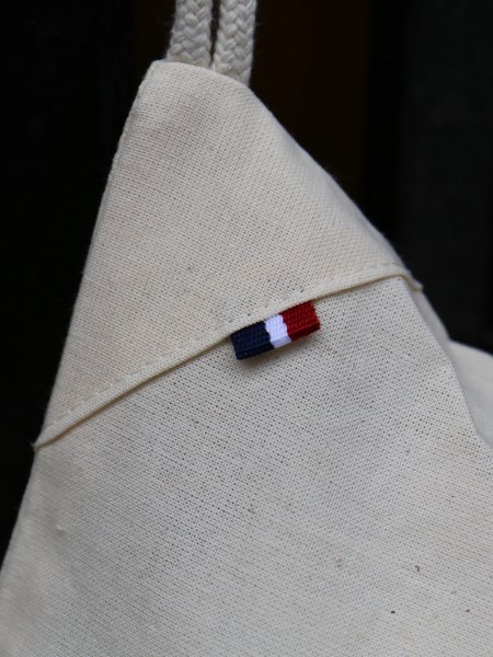 Détail du sac à dos 04334 : cordon tressé et étiquette tricolore cousue