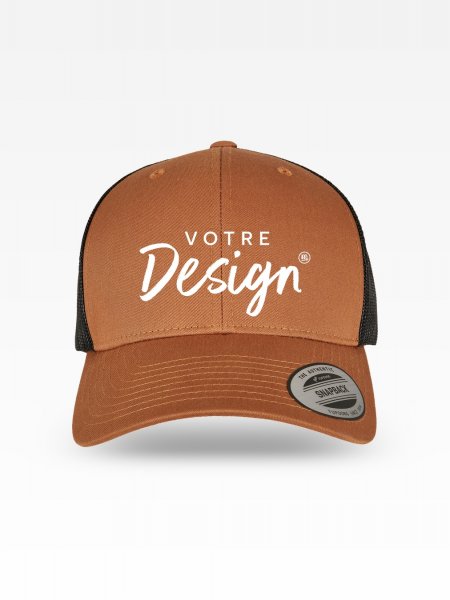 Mockup avec logo casquette trucker rétro bicolore à personnaliser Mockup avec logo casquette trucker rétro bicolore à personnaliser