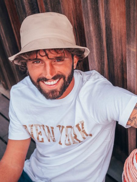 Bob personnalisable en polyester recyclé AT206 en coloris khaki Bob personnalisable en polyester recyclé AT206 en coloris khaki porté par un homme