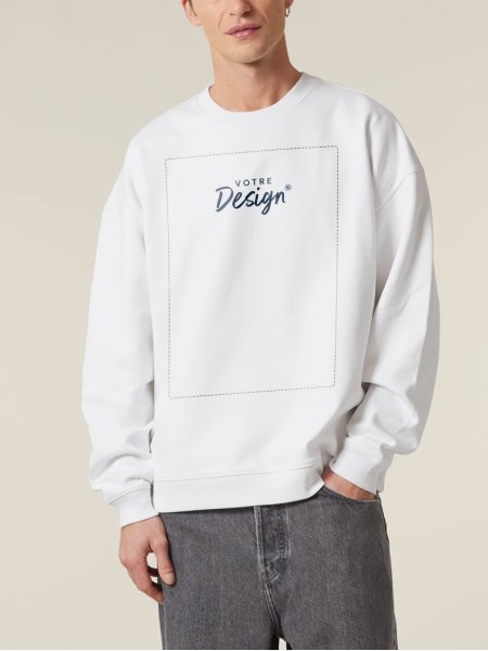 Homme portant le sweat Radder 2.0 en coloris blanc Homme portant le sweat Radder 2.0 en coloris blanc
