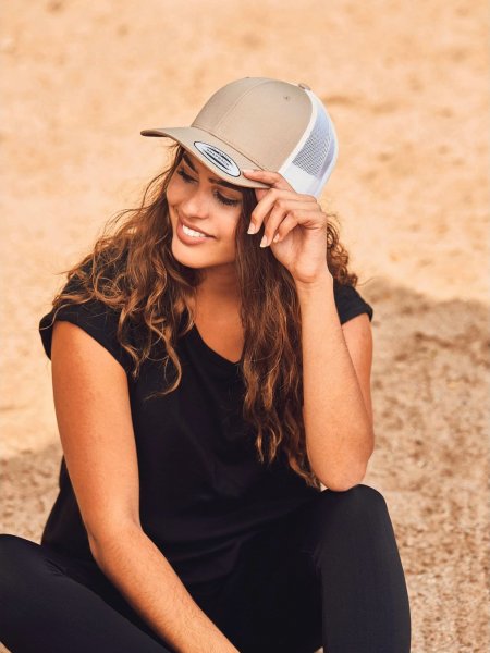 Casquette trucker rétro bicolore portée par une femme Casquette trucker rétro bicolore portée par une femme