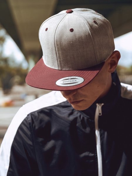 Casquette snapback bicolore Flexfit 6089MT personnalisable, portée par un homme Casquette snapback bicolore Flexfit 6089MT personnalisable, portée par un homme