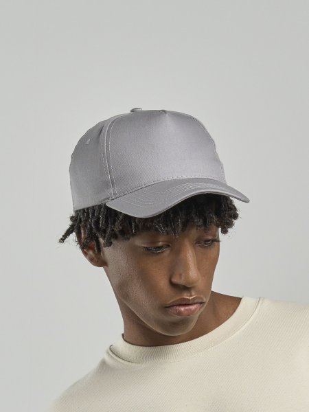 Casquette AT001 portée Homme portant la casquette personnalisable AT001 grise