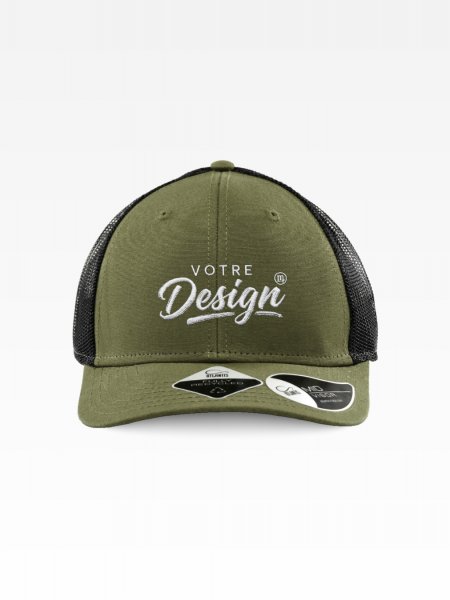 Exemple de marquage personnalisé sur la casquette Trucker écoresponsable AT173, coloris Olive/Black