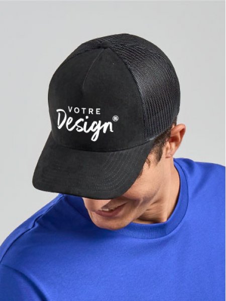 Mannequin homme de face portant la Casquette trucker effet daim à personnaliser Mannequin homme de face portant la Casquette trucker effet daim à personnaliser