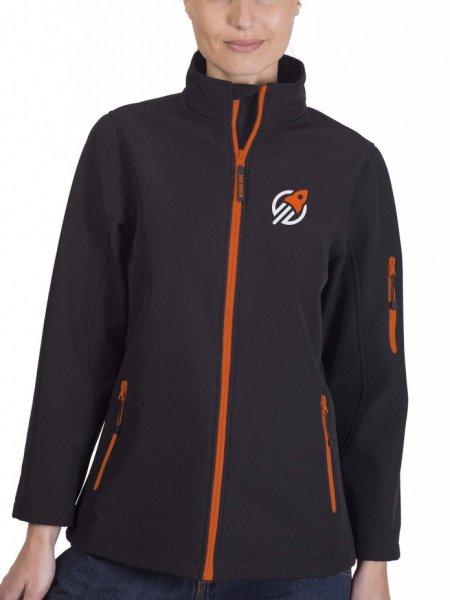 La veste softshell PK769 à zips bicolores personnalisable en coloris Black Orange Le mannequin femme porte la veste softshell à zips bicolores PK769 à personnaliser en coloris Black Orange