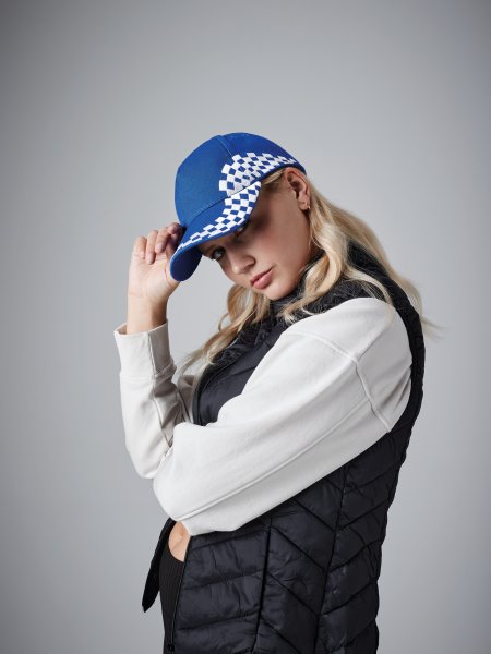 La casquette pilote B159 à personnaliser portée par une femme 