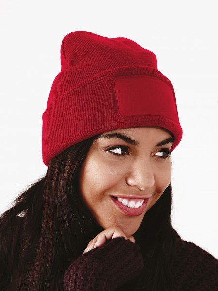 Une femme porte le bonnet patch B445 à personnaliser en coloris Classic Red