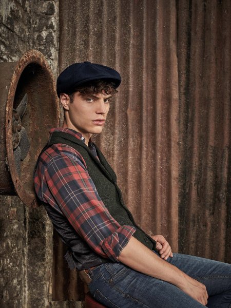 Mannequin homme portant la casquette gavroche couleur navy Mannequin homme portant la casquette gavroche couleur navy