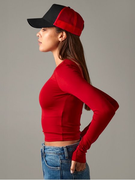 mannequin femme de profil portant la casquette trucker express mannequin femme de profil portant la casquette trucker express