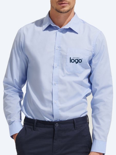 Chemise ajustee en popeline BALTIMORE FIT 02922 personnalisee avec un logo sur la poche poitrine Chemise ajustee en popeline BALTIMORE FIT 02922 personnalisee avec un logo sur la poche poitrine