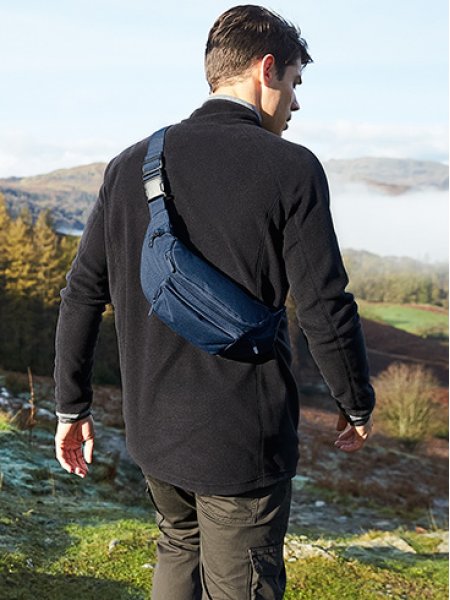 Sac banane QD012 en coloris French Navy porté en bandoulière dans le dos par un homme