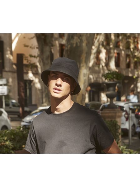 Mannequin homme en exterieur portant le bob BF084R couleur noir Mannequin homme en exterieur portant le bob BF084R couleur noir