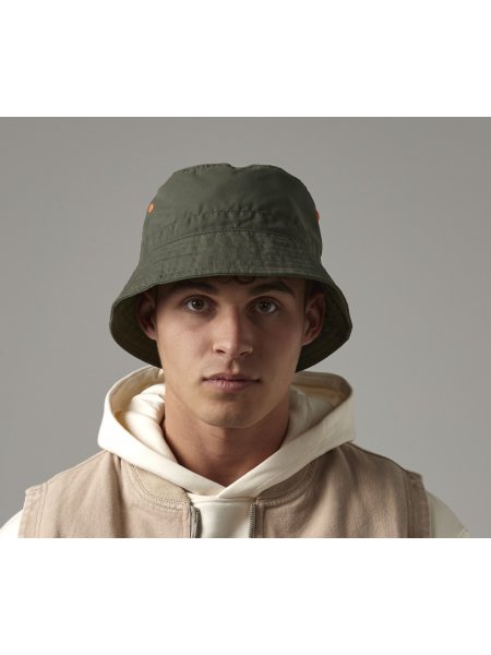 Mannequin homme de face portant le bob BF084R couleur vert olive Mannequin homme de face portant le bob BF084R couleur vert olive