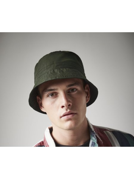 Mannequin homme de face portant le bob BF084R couleur vert olive Mannequin homme de face portant le bob BF084R couleur vert olive