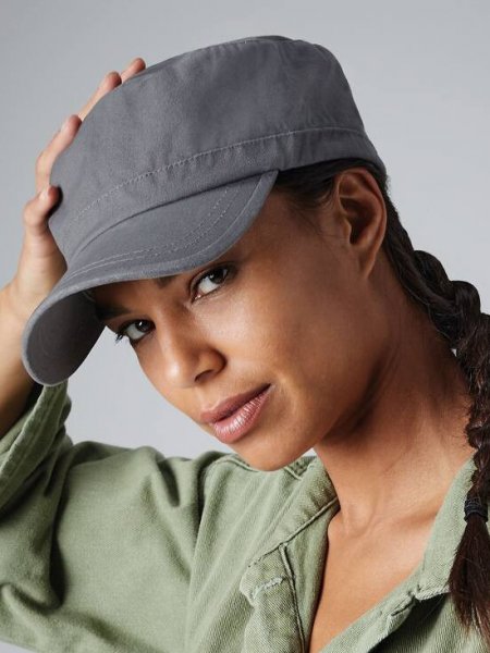 Casquette BF034 style army en coloris Graphite Grey porté par une femme