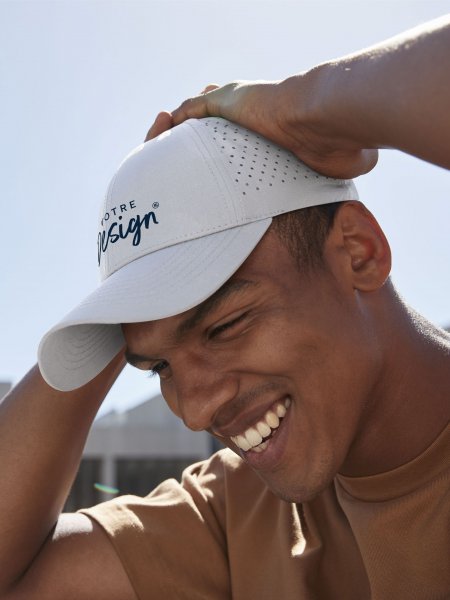 Mannequin homme portant la casquette BF189R en version blanche
