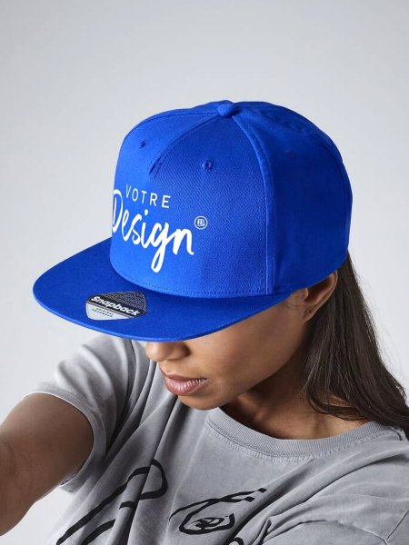 Casquette bleue personnalisée avec un logo porté Casquette bleue personnalisée avec un logo porté