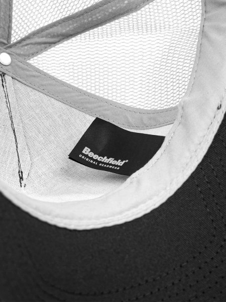 Casquette trucker BF640, détail intérieur Intérieur de la casquette trucker filet BF640, étiquette Beechfield