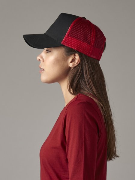 Casquette trucker BF640 portée, de profil Femme portant la casquette trucker filet BF640 à personnaliser, coloris noir et rouge