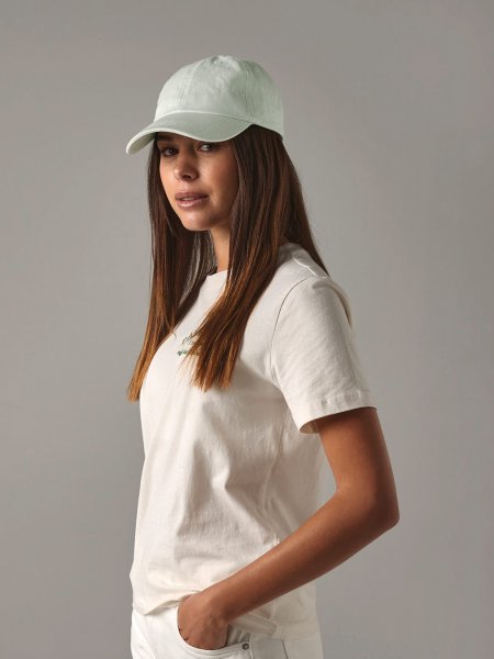 Femme portant la casquette dad cap BF653 personnalisable Femme portant la casquette dad cap BF653 personnalisable