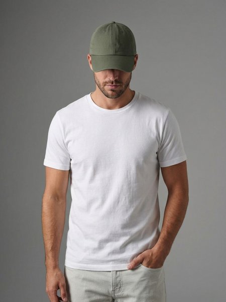 Homme portant la casquette dad cap BF653 Olive Green personnalisable Homme portant la casquette dad cap BF653 Olive Green personnalisable