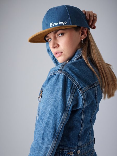 Casquette BF668 portée, personnalisée avec un logo Femme portant la casquette snapback daim BF668 personnalisée avec un logo
