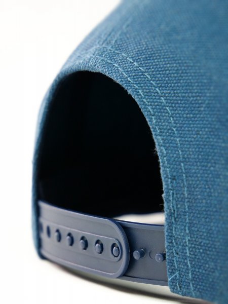 Casquette BF668, zoom fermeture Zoom sur la fermeture de la casquette BF668 à personnaliser en coloris Denim et daim