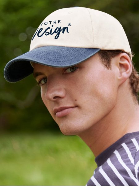 mannequin homme de face portant la Casquette contrastée vintage personnalisable mannequin homme de face portant la Casquette contrastée vintage personnalisable