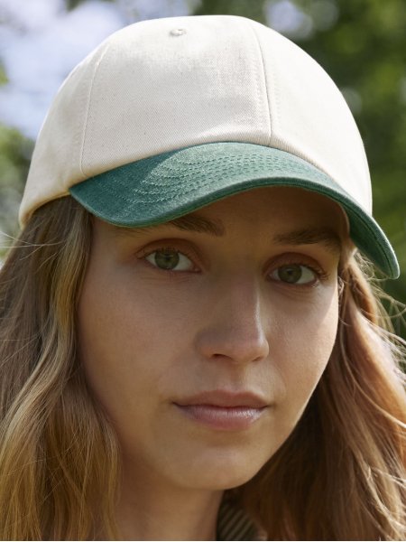mannequin femme de face portant la Casquette contrastée vintage personnalisable mannequin femme de face portant la Casquette contrastée vintage personnalisable
