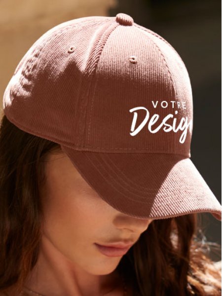 mannequin femme de face portant la Casquette baseball en velour personnalisable
