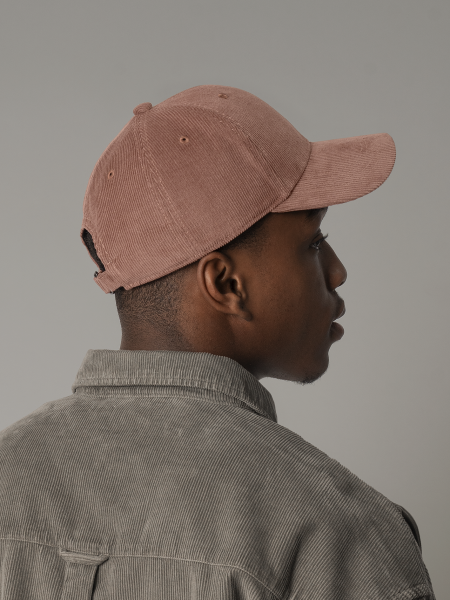 mannequin homme de dos portant la Casquette baseball en velour personnalisable