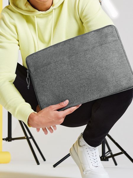 Mannequin homme portant la pochette ordinateur BG068 couleur Grey Marl Mannequin homme portant la pochette ordinateur BG068 couleur Grey Marl