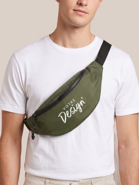Banane en polyester recyclé Bag Base BG282 personnalisée avec votre logo, portée en bandoulière