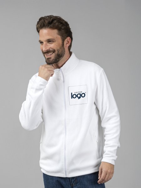 Homme portant une veste polaire BM700 blanche brodable Homme portant une veste polaire BM700 blanche personnalisable