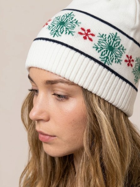 Bonnet de Noël à personnaliser KP558 Off White porté, détail du jacquard et du bord-côte
