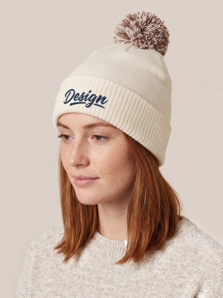 Bonnet Snowstar B450 Off White / Mocha porté, personnalisé avec votre design brodé Bonnet Snowstar B450 Off White / Mocha porté, personnalisé avec votre design brodé
