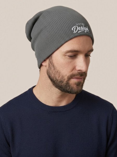 Bonnet slouch beanie B461 Smoke Grey porté, personnalisé avec votre design brodé