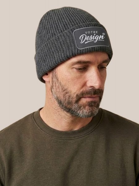 Bonnet doublé polaire à personnaliser BF440 Graphite Grey porté, personnalisé avec votre design brodé sur le patch