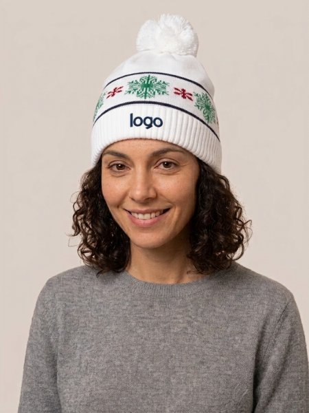 Bonnet de Noël à personnaliser KP558 Off White porté, personnalisé avec votre logo brodé sur le bord-côte