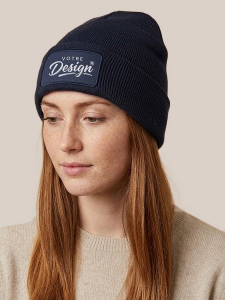 Bonnet imprimable Thinsulate™ recyclé personnalisable RC934X Navy porté, personnalisé avec votre design brodé sur le patch Bonnet imprimable Thinsulate™ recyclé personnalisable RC934X Navy porté, personnalisé avec votre design brodé sur le patch