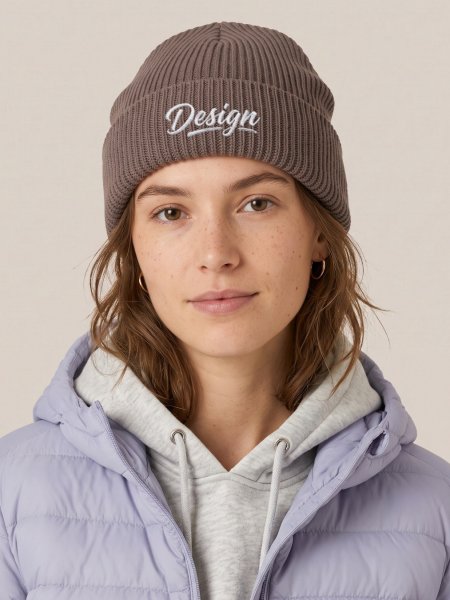 Bonnet de pêcheur Fisherman Beanie STAU771 Mocha porté, personnalisé avec votre design brodé