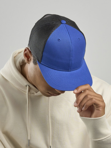 homme penché portant la Casquette Trucker Bryce AT220 en colorisTrucker Bryce homme penché portant la Casquette Trucker Bryce AT220 en colorisTrucker Bryce