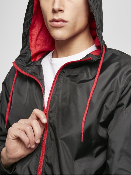 Zoom sur la capuche et la fermeture éclair du coupe-vent Windrunner en coloris Black/Red Zoom sur la capuche et la fermeture éclair du coupe-vent Windrunner en coloris Black/Red