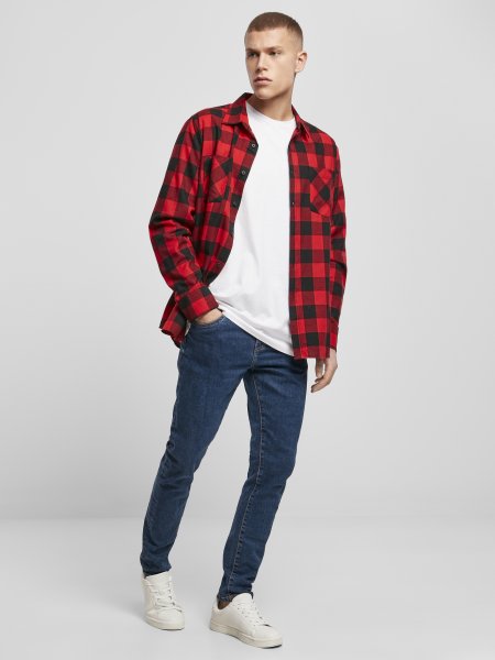 Chemise à carreaux personnalisable BY031 en coloris Black / Red Chemise à carreaux personnalisable BY031 en coloris Black / Red portée sur un t-shirt blanc et jean