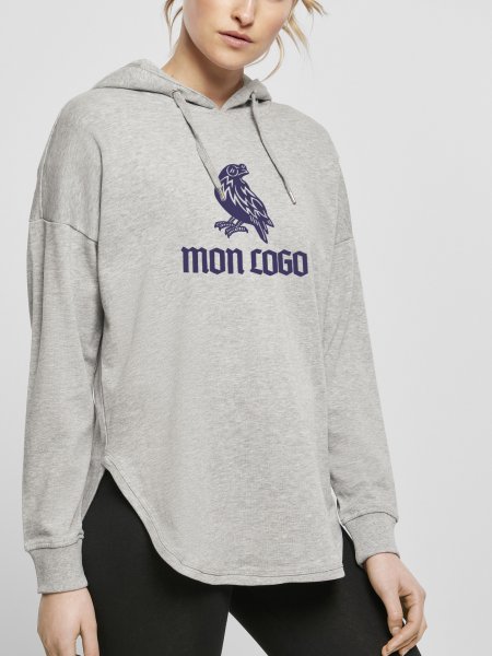 Sweat capuche oversized pour femme BY037 en coloris Grey avec un exemple de logo floqué Sweat capuche oversized pour femme BY037 en coloris Grey avec un exemple de logo floqué sur la poitrine