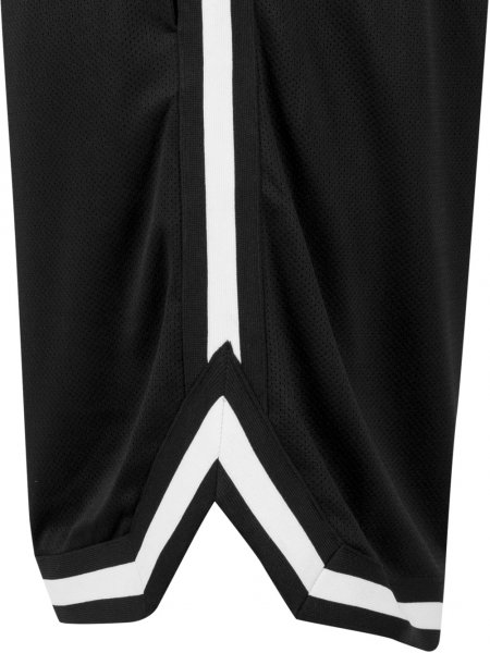 Détails de la fente latérale sur le short de basket BY047