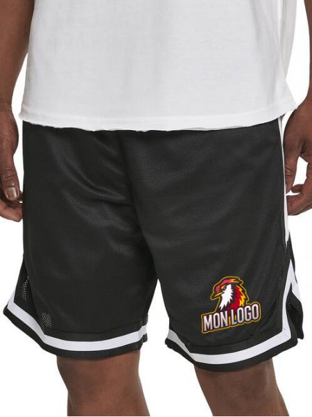 Short de basket personnalisé BY047 en coloris Black/White avec exemple de logo floqué sur le bas d'une cuisse